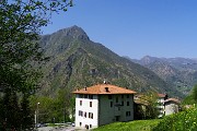 10 Sul sentiero nel prato con vista alle spalle sul Monte Zucco